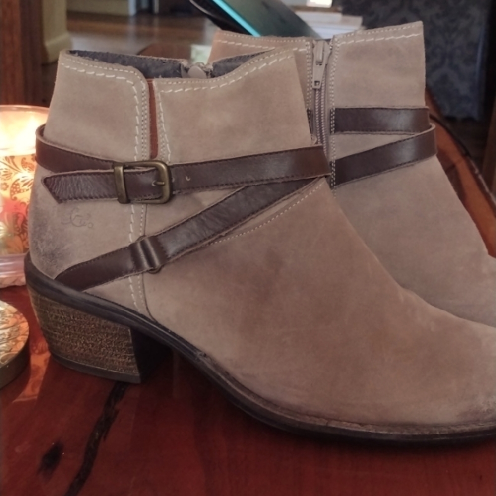 WOMANS SUEDE ANKLE BOOTS